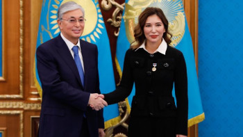 Фотография к новости: Иманғали Тасмағамбетовтің қызына "Қазақстанның Еңбек сіңірген қайраткері" атағы берілді