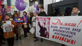 Фотография к новости: Қазақстандықтар Димашты әуежайдан ыстық ықыласпен күтіп алды  