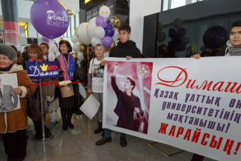 Фотография к новости: Қазақстандықтар Димашты әуежайдан ыстық ықыласпен күтіп алды  