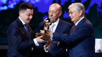 Фотография к новости: Президент "Алтын сапа" және "Парыз" сыйлықтарын табыс етті