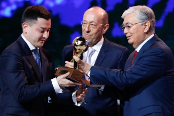 Фотография к новости: Президент "Алтын сапа" және "Парыз" сыйлықтарын табыс етті