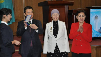 Фотография к новости: Министр Дәленов тараздық кәсіпкерге мемлекеттік награда табыстады