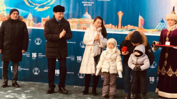 Фотография к новости: Алтай Көлгінов елордалық 1050 жасқа пәтер кілтін табыстады