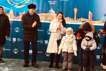 Фотография к новости: Алтай Көлгінов елордалық 1050 жасқа пәтер кілтін табыстады