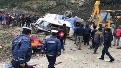 Непалда туристік автобус жол апатына ұшырап, 14 адам қаза тапты