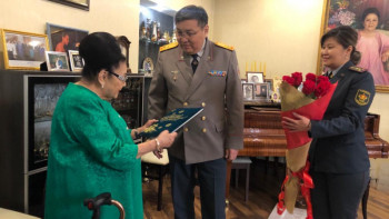 Фотография к новости: Әскери қызметшілер Бибігүл Төлегенованы мерейтойымен құттықтады