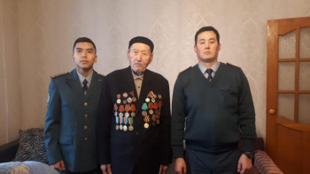 Фотография к новости: Курсанттар Отан соғысының ардагерлерін Тәуелсіздік күнімен құттықтады 