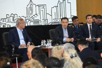 Фотография к новости: Сағынтаев Медеу ауданы тұрғындарымен кездесті