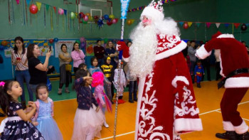 Фотография к новости: Әскери қызметшілер балаларға жаңа жылдық мереке сыйлады