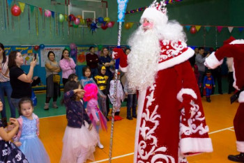 Фотография к новости: Әскери қызметшілер балаларға жаңа жылдық мереке сыйлады
