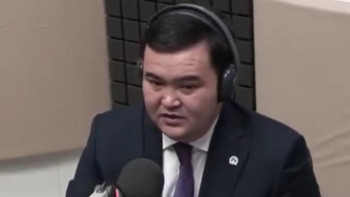 Фотография к новости: Жеңіс Қасымбек тыңдармандардың сауалына жауап берді