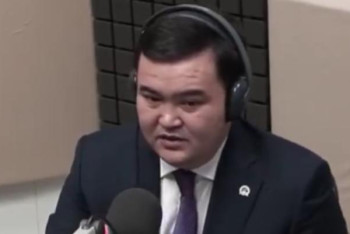 Фотография к новости: Жеңіс Қасымбек тыңдармандардың сауалына жауап берді