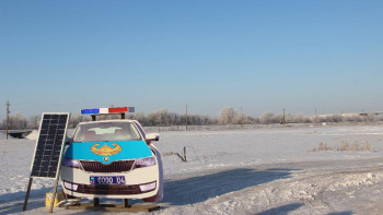 Фотография к новости: Ақтөбе облысында дабыл-дауыс зорайтқышы бар патрульдік машина макеті орнатылды