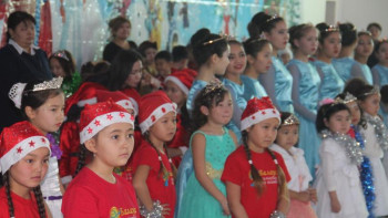 Фотография к новости: Еңбек министрлігі жаңажылдық кештің орнына балаларға ертеңгілік өткізеді