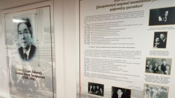 Фотография к новости: ҚазҰУ-дың бас ғимаратындағы конференц-залға профессор Асқар Закариннің аты берілді 