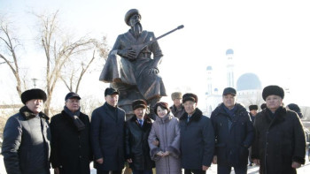 Фотография к новости: Кенен Әзірбаевқа ескерткіш орнатылды 