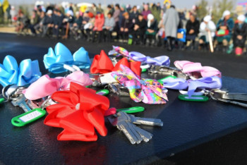 Фотография к новости: "Қайырымды қала". Шымкентте көпбалалы аналар баспаналы болды