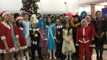 Фотография к новости: Ерекше балалар әншілермен бірге жаңа жылды тойлады