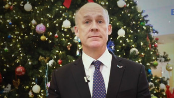 Фотография к новости: АҚШ елшілігінің өкілі Жаңа жыл мерекесімен құттықтады