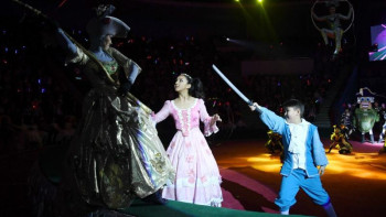 Фотография к новости: Алматыда 1700 бала үшін жаңажылдық көрсетілім қойылды