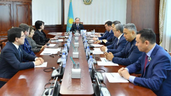 Фотография к новости: Мәжілісмендер ұшақ апатынан қаза тапқандардың жақындарына көңіл айтты