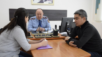 Фотография к новости: Көші-қон полициясы қызметкерлері жалғызбасты көпбалалы анаға көмек көрсетті