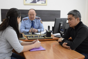 Фотография к новости: Көші-қон полициясы қызметкерлері жалғызбасты көпбалалы анаға көмек көрсетті