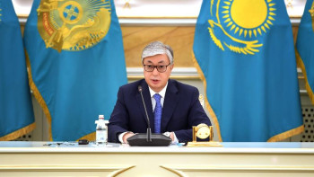 Фотография к новости: Тоқаев ұшақ апатынан қаза болғандардың отбасына көңіл айтты