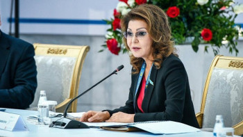 Фотография к новости: Ұшақ апаты: Дариға Назарбаева қаза тапқандардың отбасына көңіл айтты