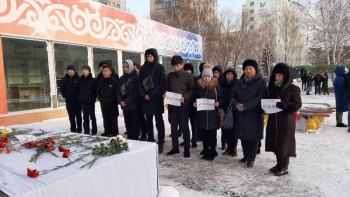 Фотография к новости: Ұшақ апаты. Елорда жастары қаза болғандарды еске алды