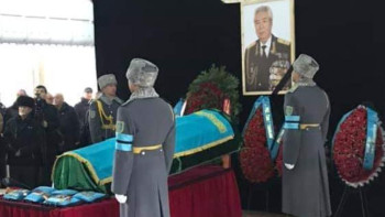 Фотография к новости: Ұшақ апаты: Генерал Рүстем Қайдаровпен қоштасу рәсімі өтті