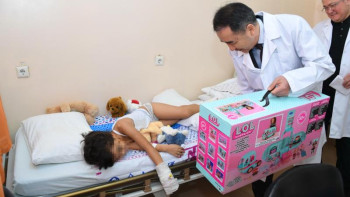 Фотография к новости: Ұшақ апаты: Алматы әкімі ауруханада жатқан балаларға барды 