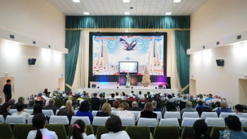 Фотография к новости: Әртістер қарияларға мерекелік тарту жасады