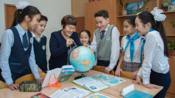 Фотография к новости: "Педагог мәртебесі" заңында мұғалімнің зейнет жасы неліктен қаралмады – вице-министр жауабы