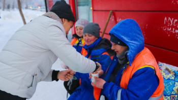 Фотография к новости: "Кел, шай ішейік": жастар коммуналдық қызметкерлерге ыстық шай ұсынды
