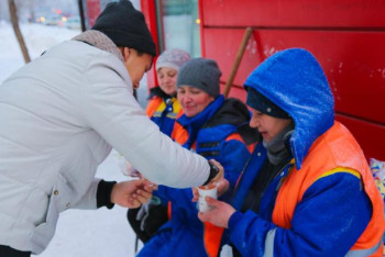 Фотография к новости: "Кел, шай ішейік": жастар коммуналдық қызметкерлерге ыстық шай ұсынды
