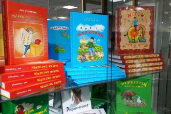 Фотография к новости: Алматыдағы Ұлттық кітапхана қоры құнды мың кітаппен толықты