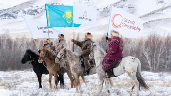Фотография к новости: Салт аттылар Бұқар жырау кесенесіне барды