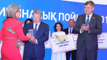 Фотография к новости: Есімов пен Біртанов медпойыз жобасының үздік дәрігерлерін марапаттады 