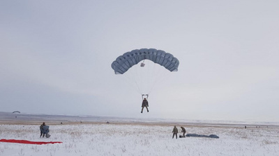 Десантшылар парашютпен секіру жаттығуын орындады