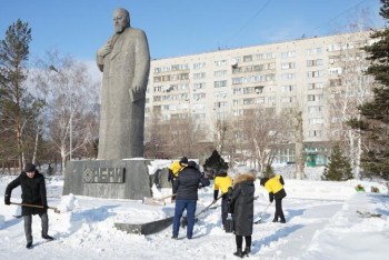 Фотография к новости: Шығысқазақстандық еріктілер жалғызбасты қарттардың қарын күреді