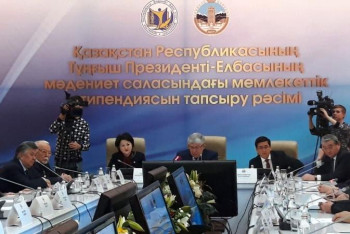 Фотография к новости: Әдебиет пен өнер адамдарына мемлекеттік шәкіртақы табысталды