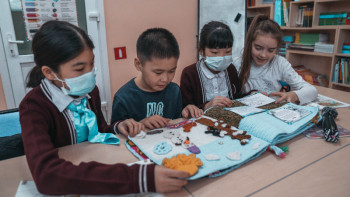 Фотография к новости: Абай-175. Бүлдіршіндер ақынның туындыларын тоқыма кітапқа түсіруде