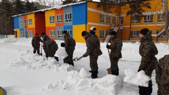 Фотография к новости: Волонтер жылы: Ұлттық ұлан сарбаздары #Bizbirgemiz акциясын қолдады