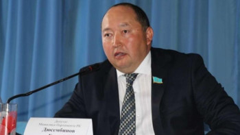 Фотография к новости: Бірден Ақордаға кіріп жатыр: Депутат қынжылысын білдірді