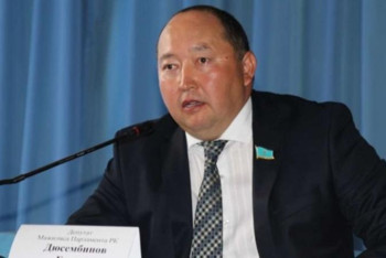 Фотография к новости: Бірден Ақордаға кіріп жатыр: Депутат қынжылысын білдірді