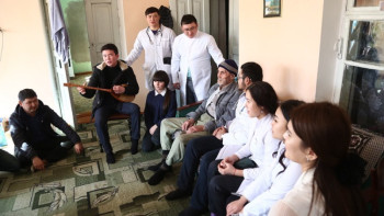 Фотография к новости: Түркістандық еріктілер ардагерлерге құрмет көрсетті 