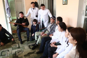 Фотография к новости: Түркістандық еріктілер ардагерлерге құрмет көрсетті 