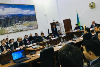 Фотография к новости: Қазақстандағы Германия елшісі: "Фермерлерден бастап, шанышқы және үстелге дейін" саралануы тиіс