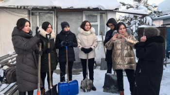 Фотография к новости: Қарағандыда еріктілер қарияның қар басқан үйін тазалады